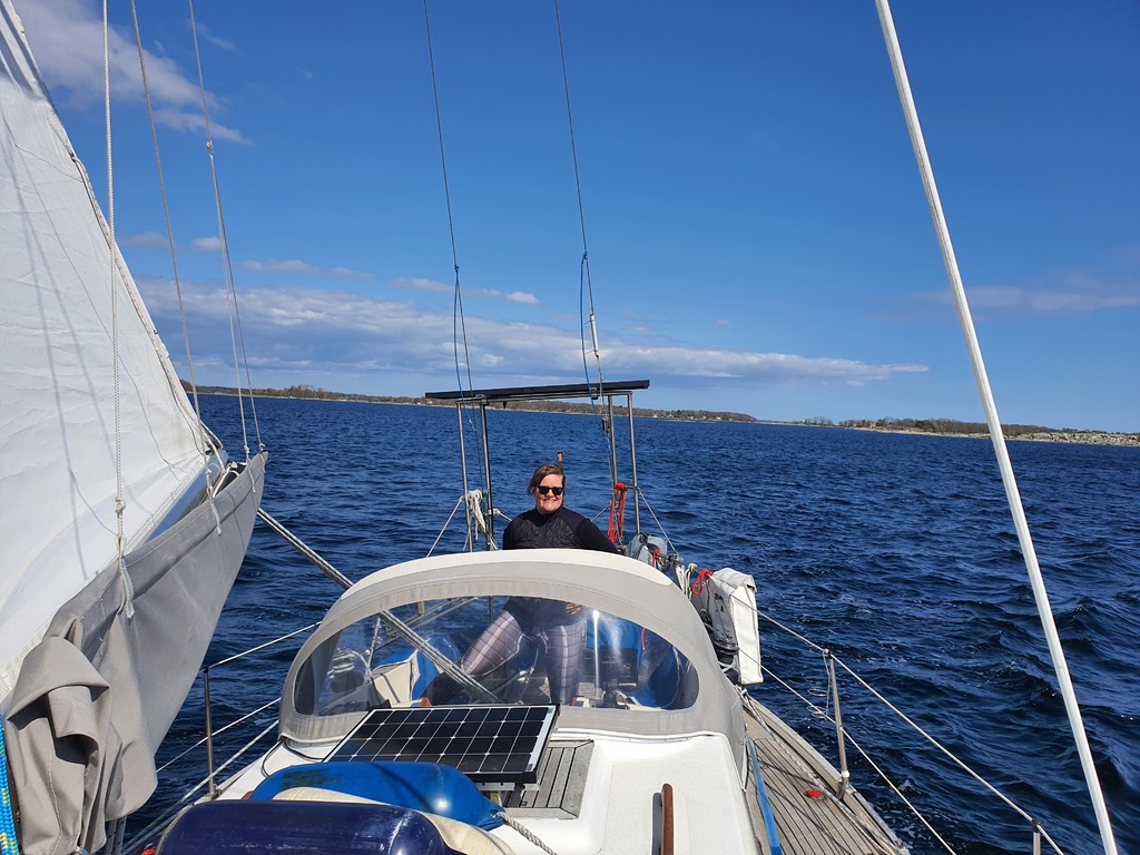 Sailing between the skerries